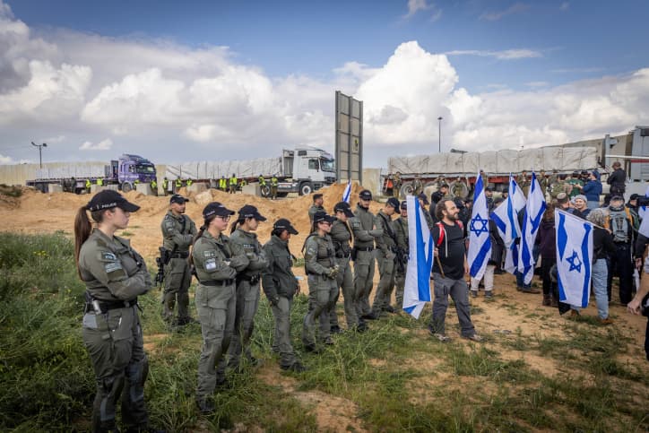 Kerem Shalom: un bus de manifestants emmené au poste de police de Netivot