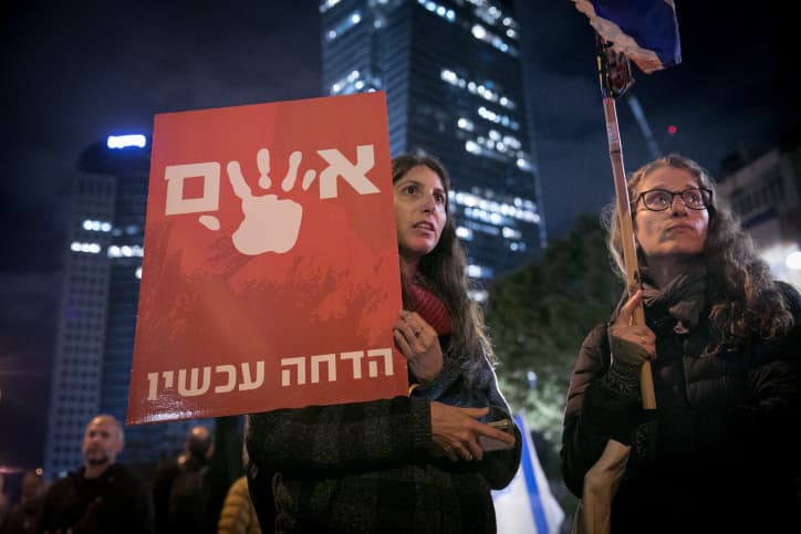 L’eau de la fontaine Place de Paris à Jérusalem colorée en rouge sang