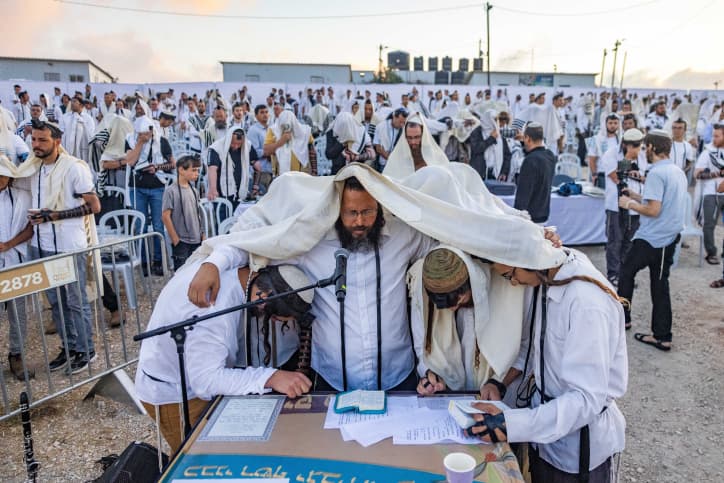 Des milliers de personnes participent à la prière de Rosh Hodesh dans la localité d’Evyatar