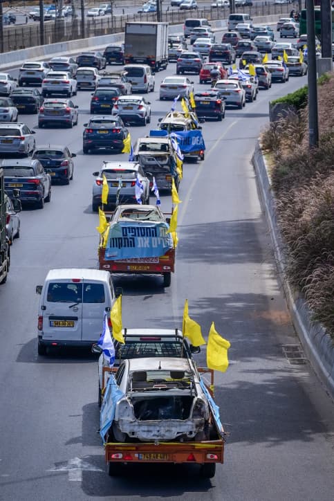 Des proches d’otages ont franchi la barrière à la frontière entre Israël et Gaza
