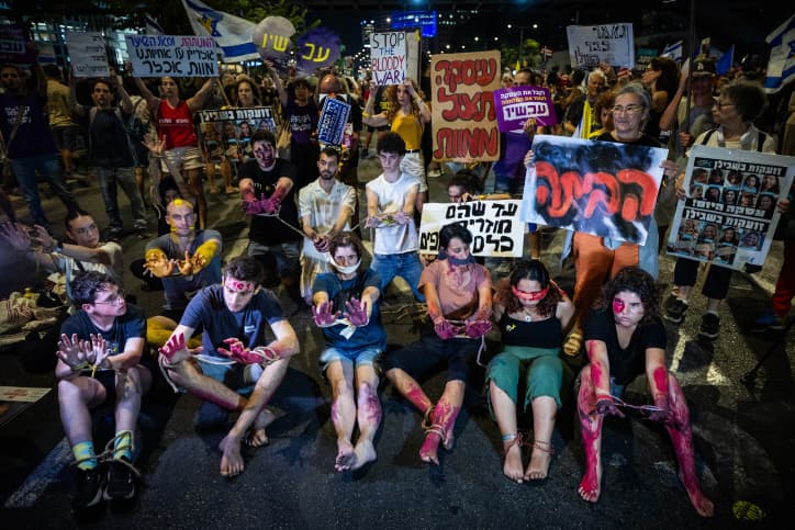 La classe politique et la population sous le choc après la diffusion des images du tunnel où étaient détenus les six otages