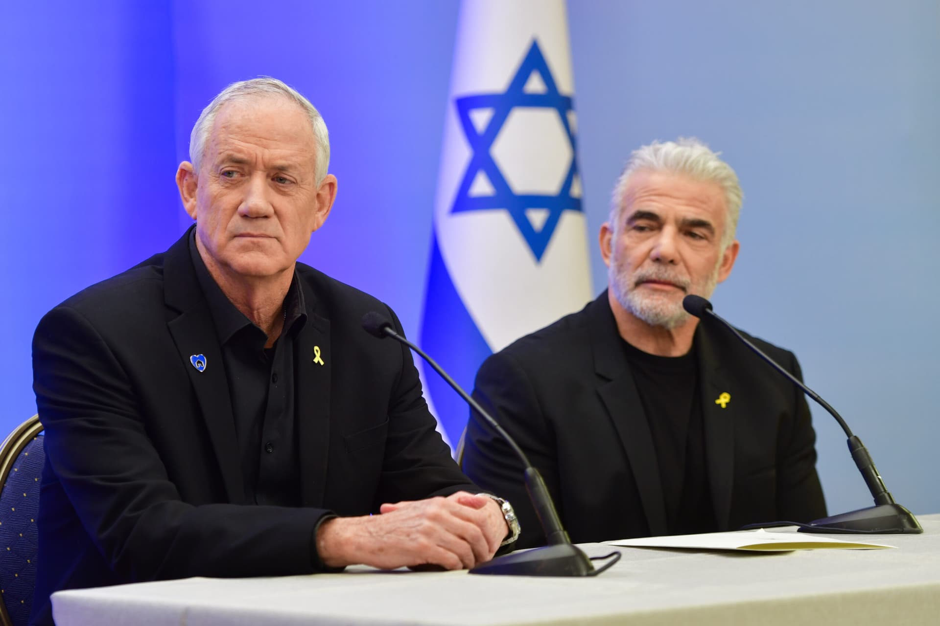 Affaire de la fuite de ”documents confidentiels”: Gantz et Lapid attaquent Netanyahou dans une déclaration commune