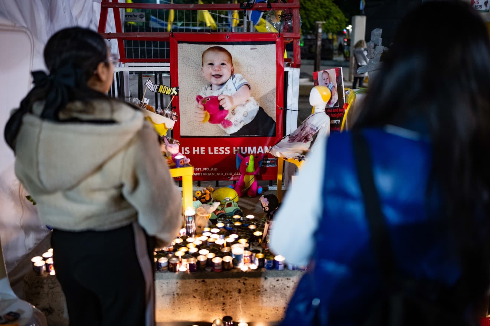 Les chansons diffusées aux funérailles de Shiri, Ariel et Kfir Bibas en tête d’écoute sur Spotify Israël