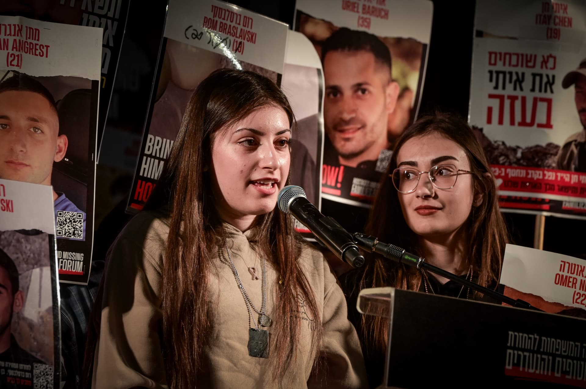 Récemment libérés de captivité, Karina Ariev et Elia Cohen s’expriment sur la Place des otages