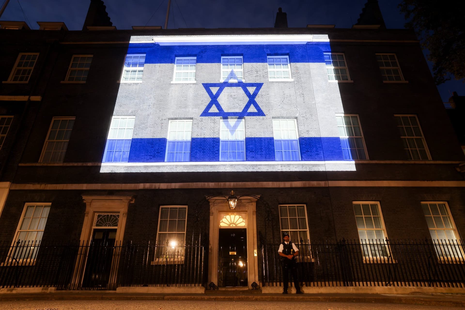 La Tour Eiffel, le 10 Downing Street, la Porte de Brandebourg: les capitales européennes affichent leur soutien à Israël
