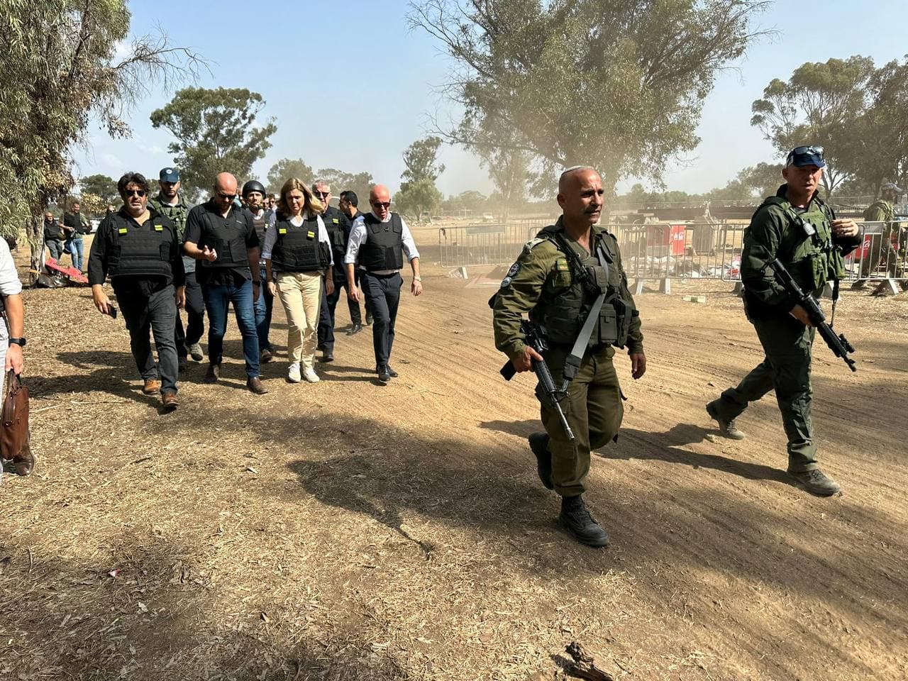 La présidente de l’Assemblée nationale française visite les kibboutzim dévastés par les attaques du Hamas