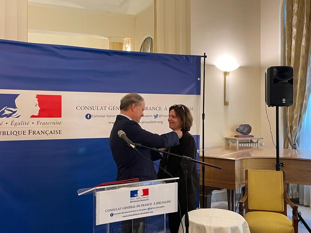 Le consul de France décore la présidente d’une ONG anti-israélienne de l’ordre national du mérite