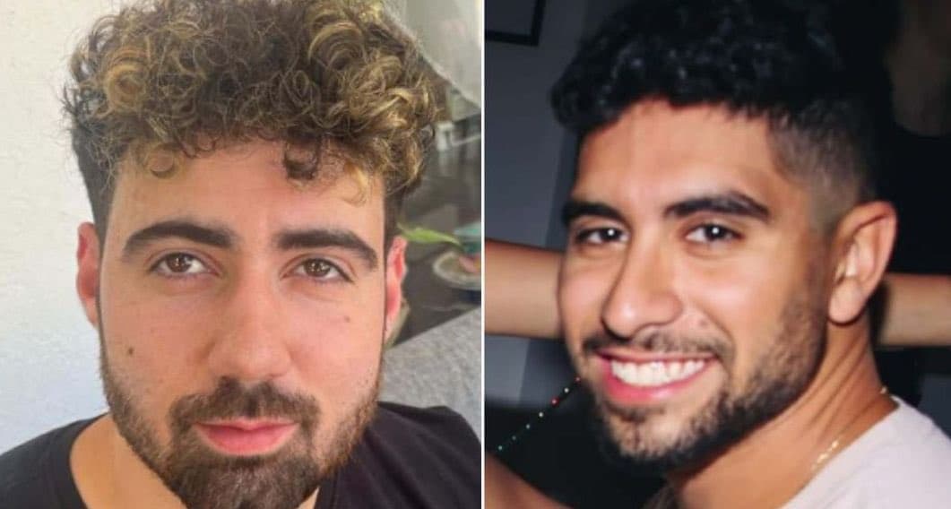 Deux otages toujours captifs contraints d’assister à la libération d’Omer Shem Tov, Elia Cohen et Omer Wenkert