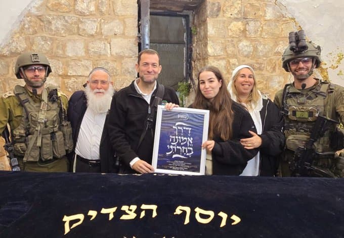 L’ex-otage Agam Berger se rend au Tombeau de Yossef en Samarie