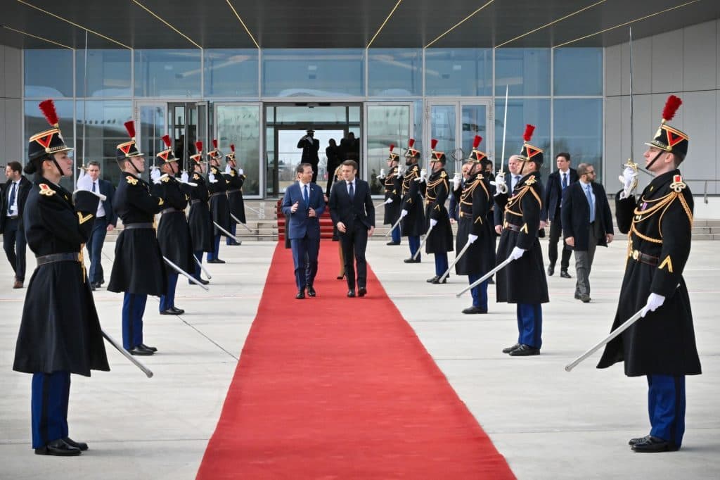 Images de l'arrivée du Président Herzog à Paris