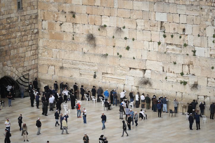 Les autorités rabbiniques exigent la restitution d’une pierre du Mur occidental exposée à l’aéroport Ben Gourion