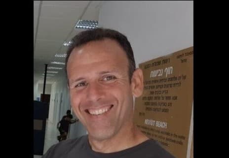 Emmanuel Macron réagit à l’identification du corps de l’otage franco-israélien Ohad Yahalomi