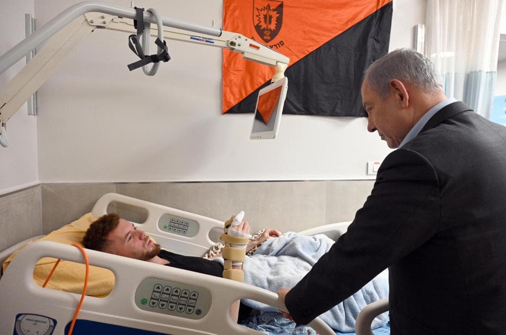 Netanyahou rend visite aux blessés de guerre à l’hôpital Sheba