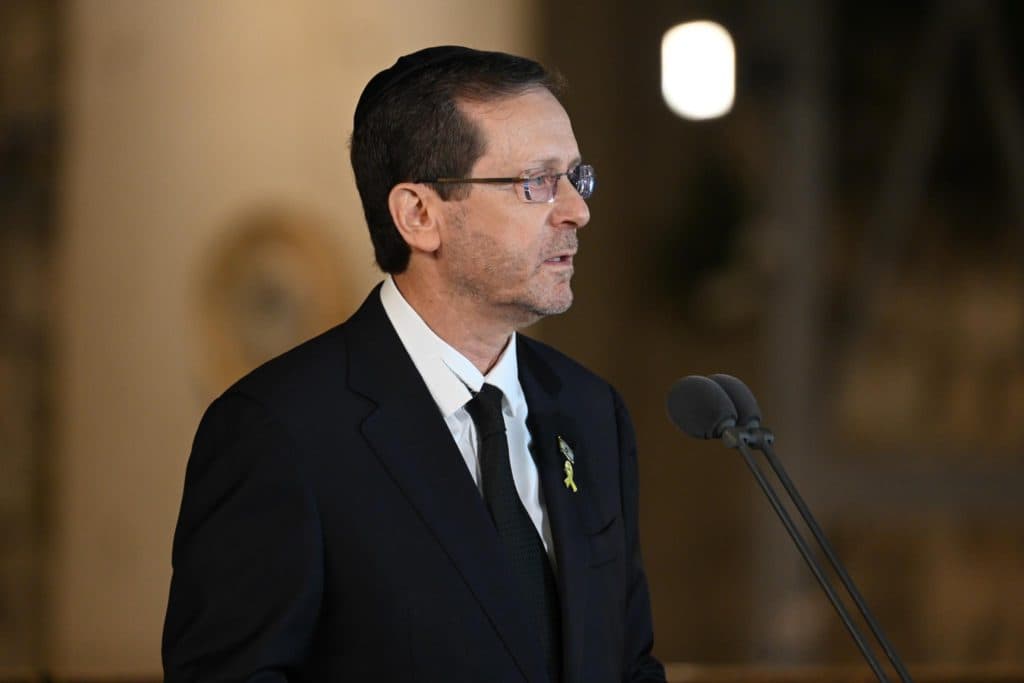 Itshak Herzog, avec le vêtement déchiré en signe de deuil au Kotel pour la cérémonie de Yom Hazikaron