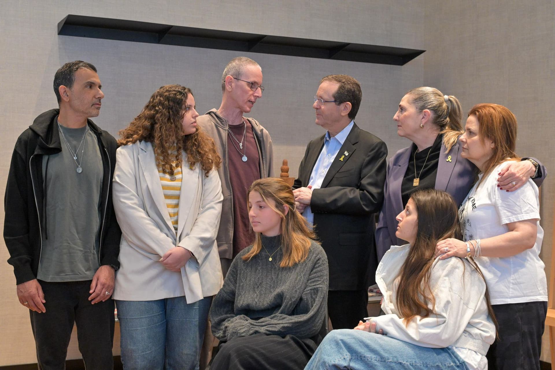 A six dans 6m2 et à 30 mètres sous terre: Ohad Ben Ami raconte au Président Herzog ses conditions de détention