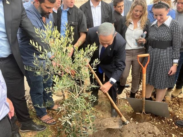 Binyamin Netanyahou s’engage à régulariser les jeunes implantations