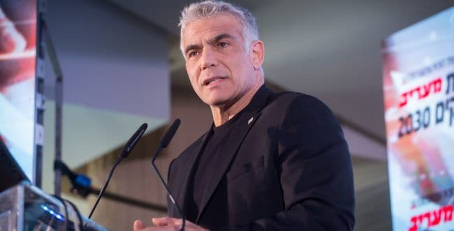 Yaïr Lapid tente d'éteindre l'incendie qu'il a provoqué