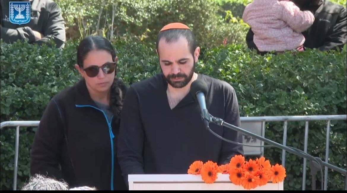 »Pardon de ne pas avoir réussi à vous protéger »: l’éloge funèbre poignant de Yarden Bibas pour son épouse et ses enfants