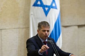 La coalition fait passer deux mesures que ses membres combattaient farouchement dans l'opposition