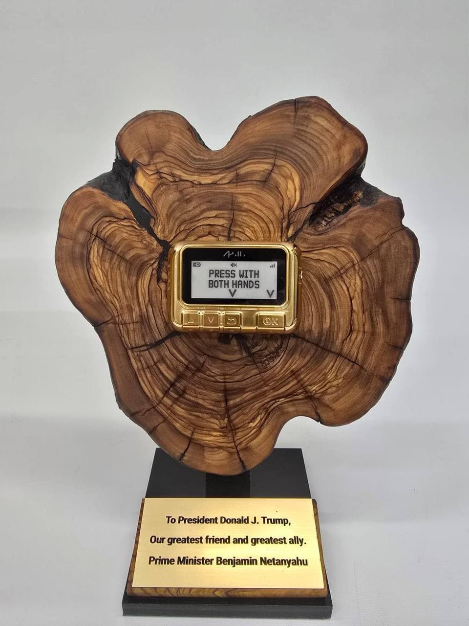 Netanyahou a offert à Trump un beeper en or