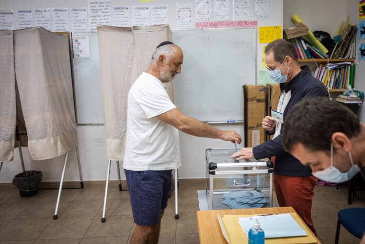 Présidentielles en France: Macron largement en tête en Israël