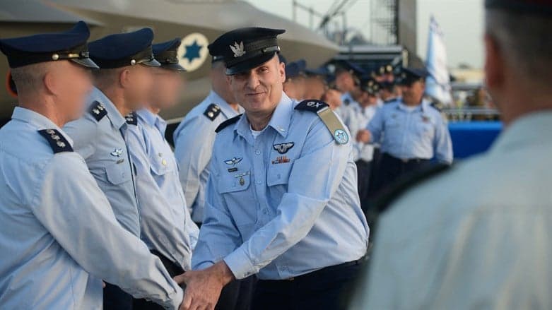 Le commandant de l’armée de l’air tape du poing sur la table