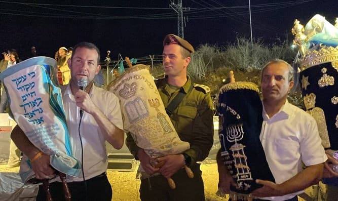 La campagne bat son plein: les politiques se pressent aux événements qui clôturent Simhat Torah