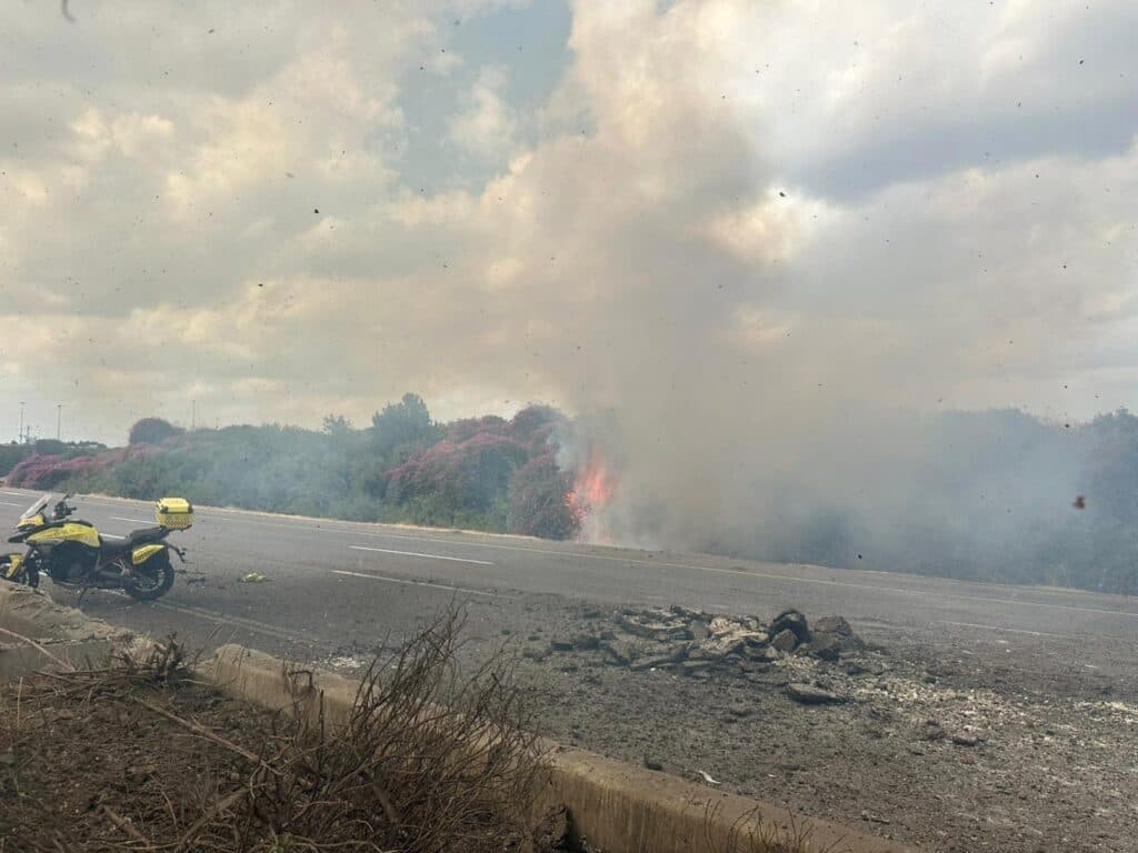 Tirs de roquettes sur le centre du pays: trois blessés