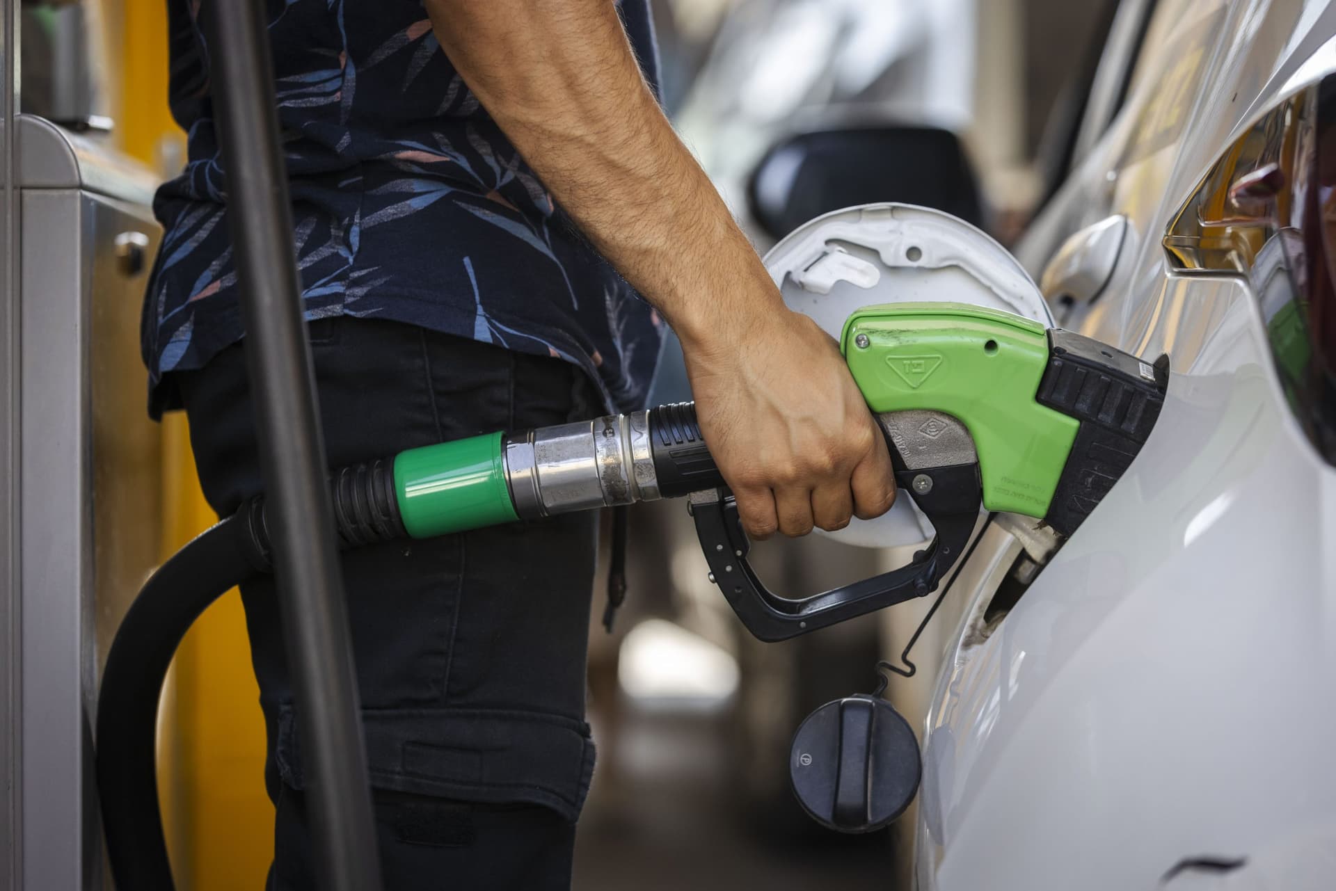 Le prix du litre d’essence va augmenter de 13 agorot